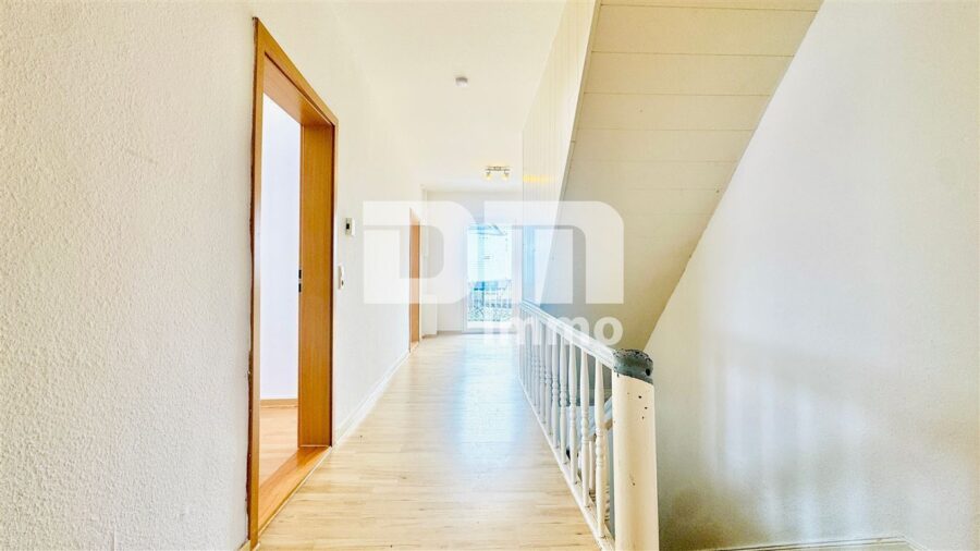 Wohn- / Hofensemble mit Einfamilienhaus, 2x Hofgebäude und altengerechter Bungalow - Haupthaus OG Flur / Diele